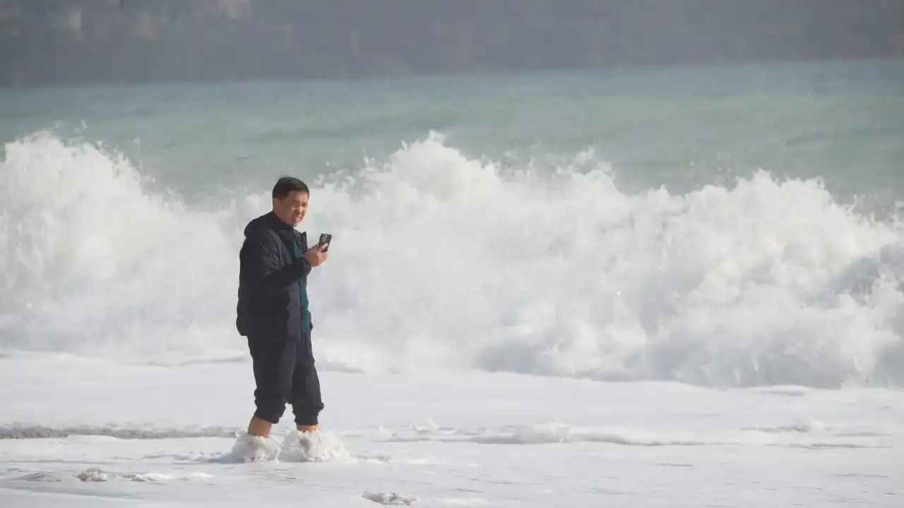 Günlerdir Süren Sağanak Yağış Sonrası Antalyalılar Sahile Akın Etti 5